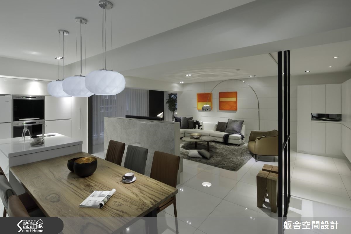 以白色系作為空間基底，彷彿是一塊創作的畫布，米白、